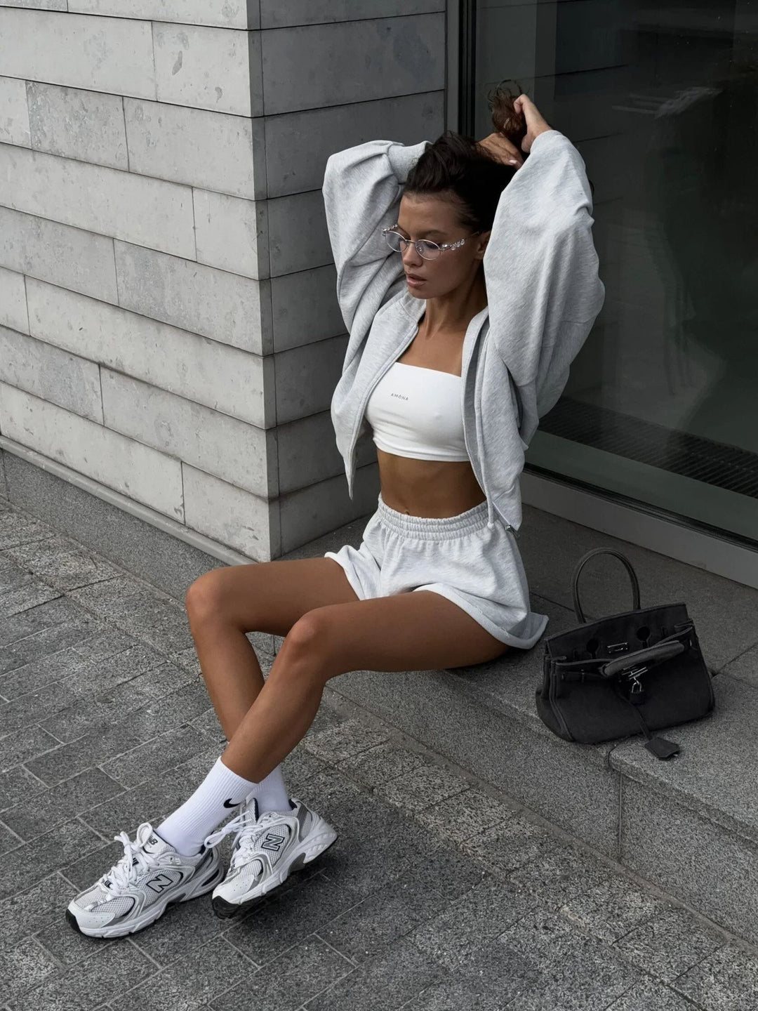 Damen oversized Cropped-Zip-Hoodie mit voluminösen Ballonärmeln und elastischer High‑Waist Loungeboxer-Shorts Eichborn Berlin