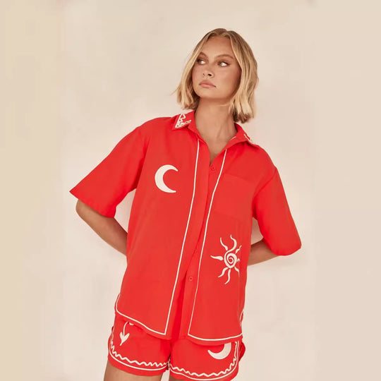 Damen Luftiges Kurzarmhemd und Shorts Set mit floralem Stickdesign EB