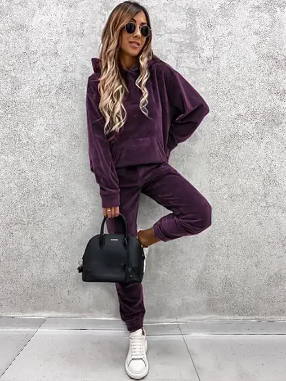 Damen Velours-Lounge-Set mit kuscheliger Kapuzenpullover und schmal zulaufender Jogginghose EB