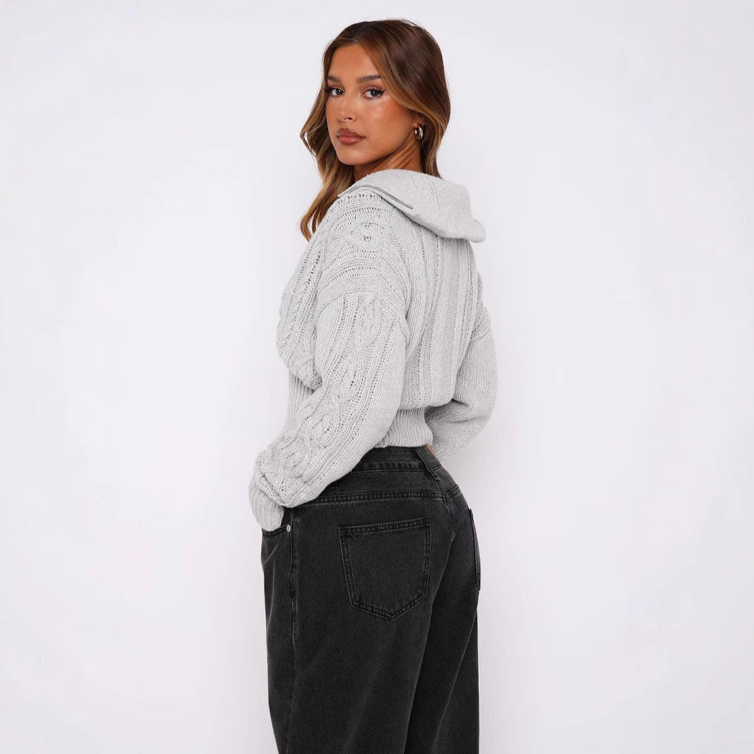 Damen cropped Strickjacke mit detailliertem Zopfmuster und hohem Kragen EB