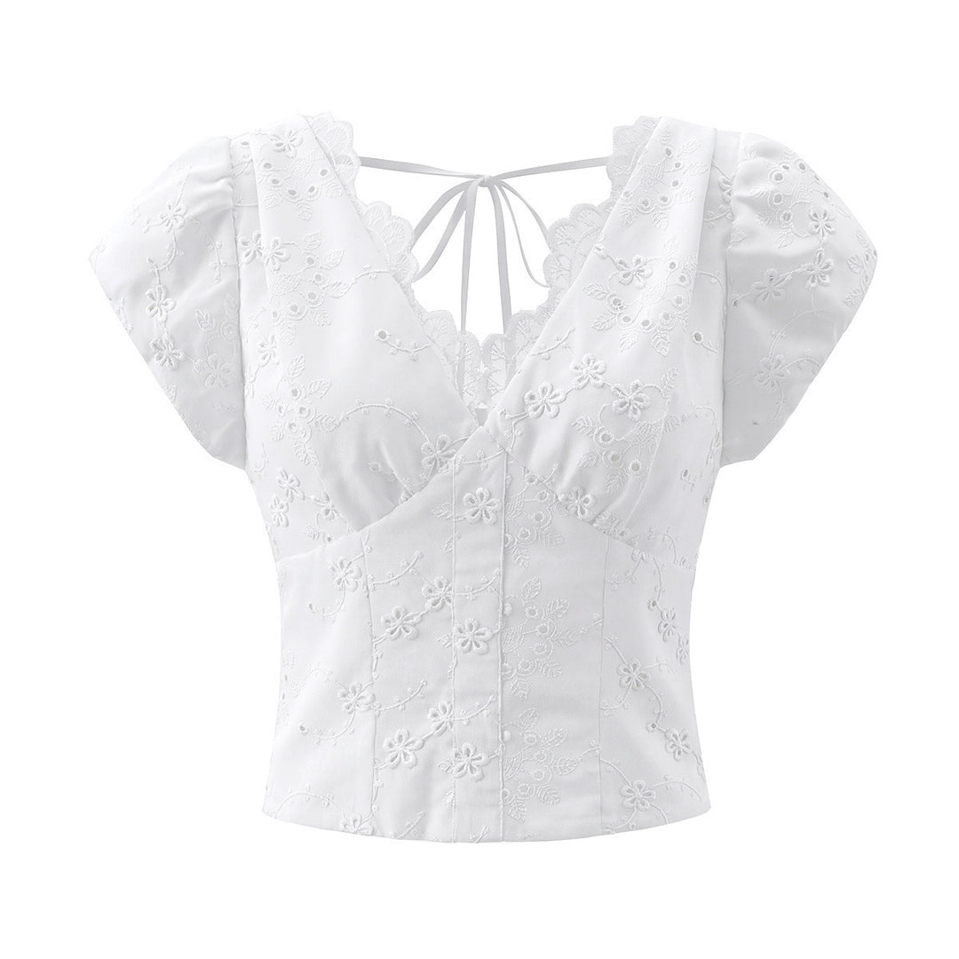 Damenoberteil mit floralem Stickdesign und romantischem Rüschenausschnitt EB
