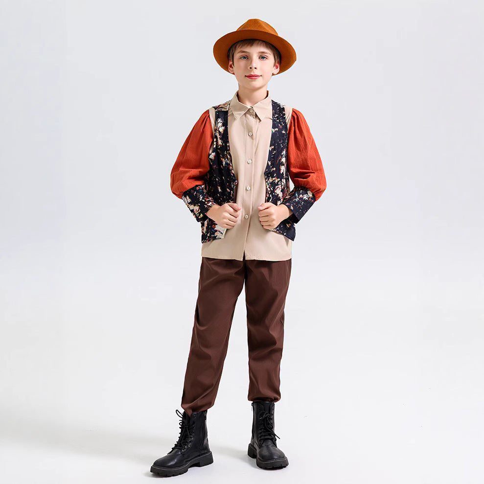 Jungen Trachten-Outfit mit floralen Akzenten EB