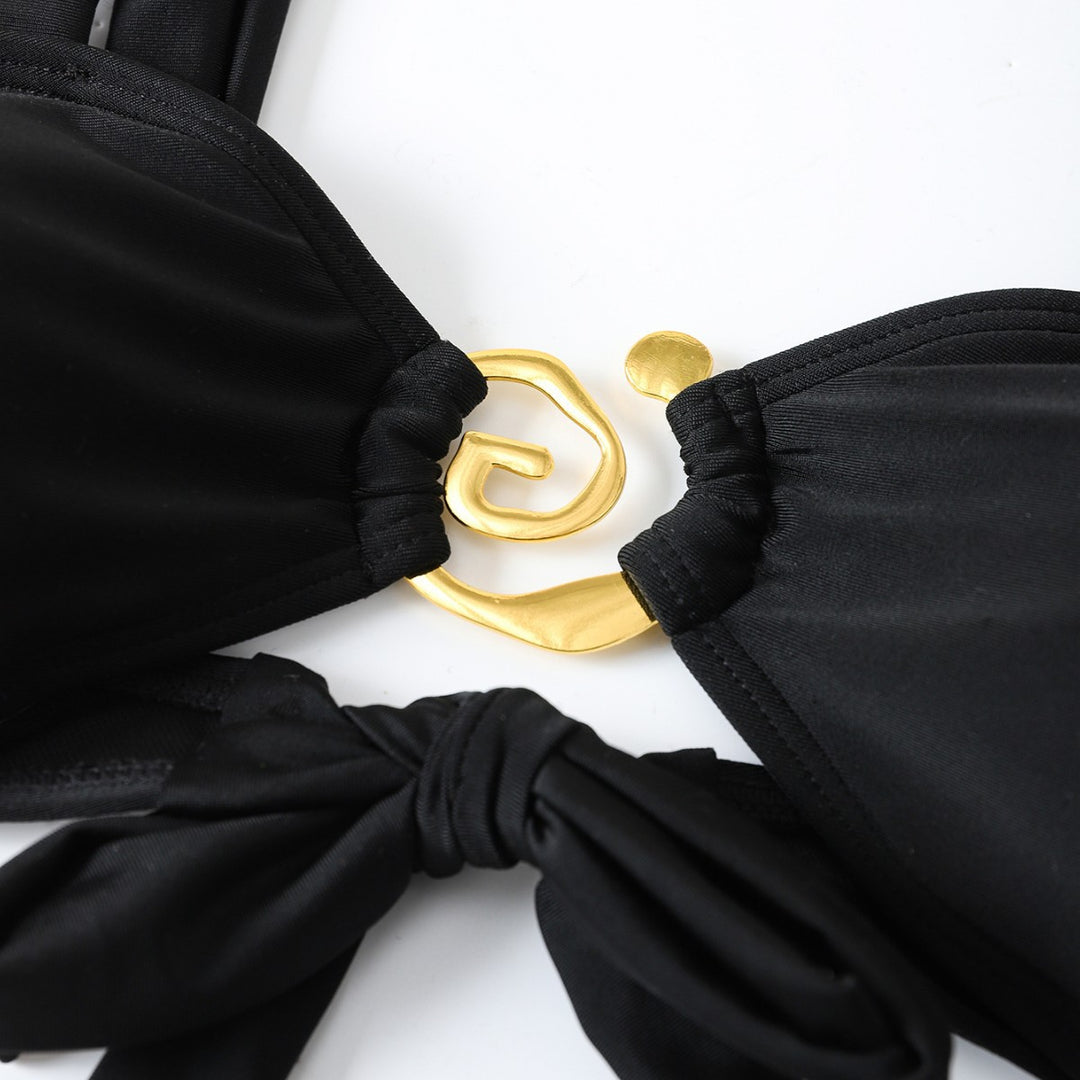 Damen Elegant geschnittenes Bikini-Set mit dekorativen Metallelementen EB