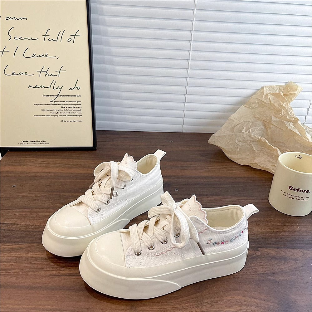 Damen Sneakers mit verspielten Applikationen und elastischer Sohle EB