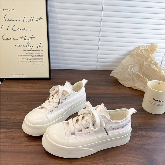 Damen Sneakers mit verspielten Applikationen und elastischer Sohle EB