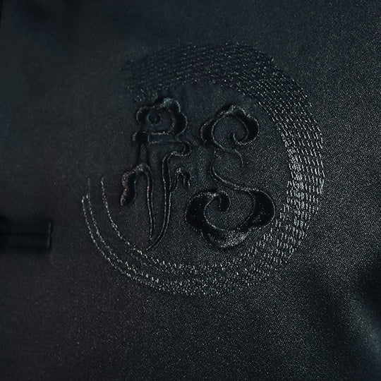 Herren nan asiatisch inspirierte Mandarinjacke mit Stehkragen, Knotenknopfleiste und tonalem Stick-Emblem EB