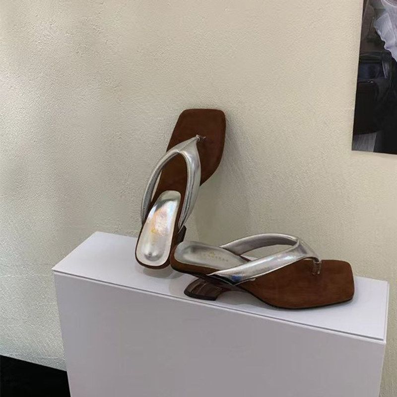 Damen trendige Zehentrenner-Sandalen mit verspieltem Riemendesign EB