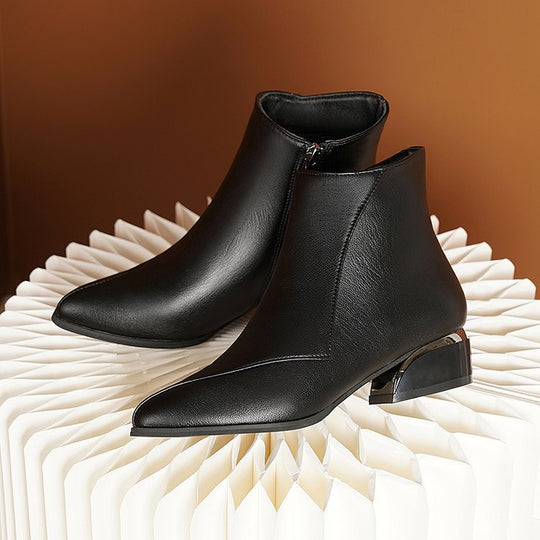 Damen Kurzstiefelette mit spitzer Zehenpartie und skulptiertem Blockabsatz EB
