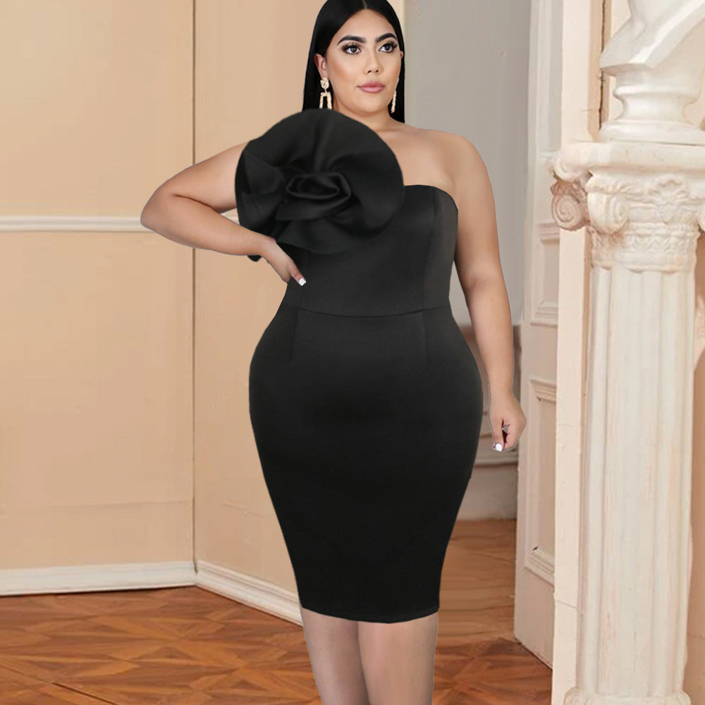 Damen Figurumspielendes Kleid mit asymmetrischem Oberteil und voluminösem Blütenakzent EB