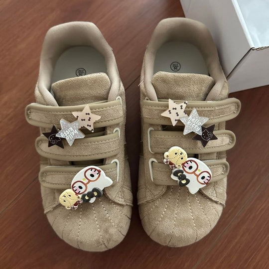 Damen Veloursleder-Sneakers mit praktischen Klettverschlüssen und verspielten Anhängern EB