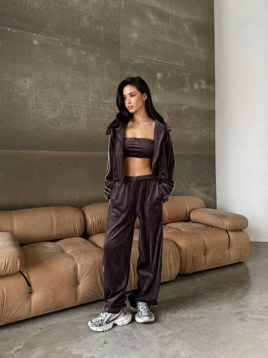 Damen dreiteiliges Samt-Lounge-Set mit Bandeau-Top, Kapuzen-Zipjacke und weiter High-Waist Palazzo-Hose Eichborn Berlin