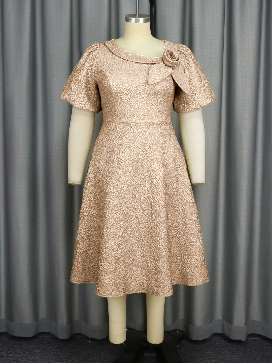 Damen Elegantes Kleid mit strukturierter Blumenapplikation EB
