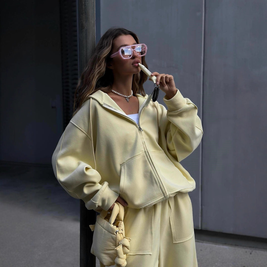 Damen oversized Kapuzenjacke mit Reißverschluss und lässiger Cargo-Loungehose Eichborn Berlin