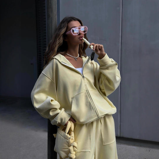 Damen oversized Kapuzenjacke mit Reißverschluss und lässiger Cargo-Loungehose Eichborn Berlin