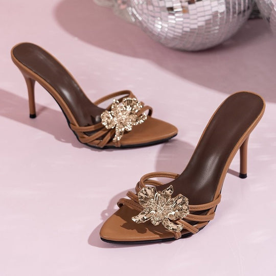 Damen geschlossene Pantolette mit funkelnder Blumenapplikation EB