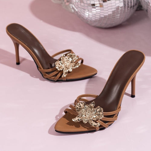 Damen geschlossene Pantolette mit funkelnder Blumenapplikation EB