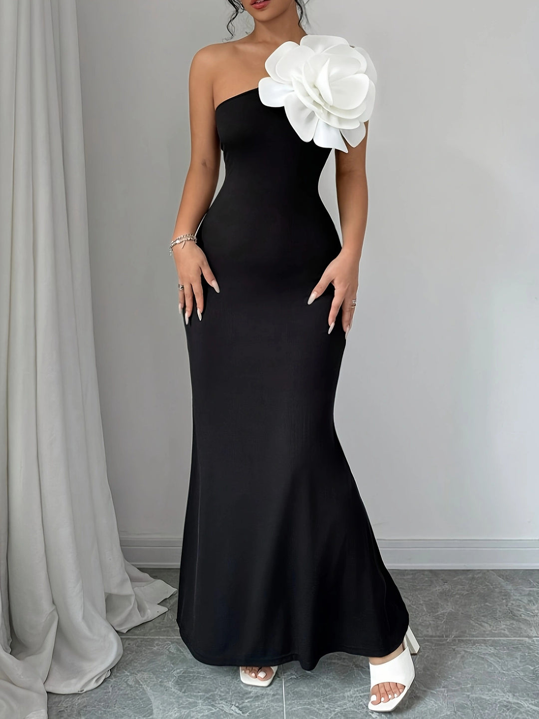 Damen figurbetontes Maxikleid mit asymmetrischem Design und dekorativer Blütenapplikation EB