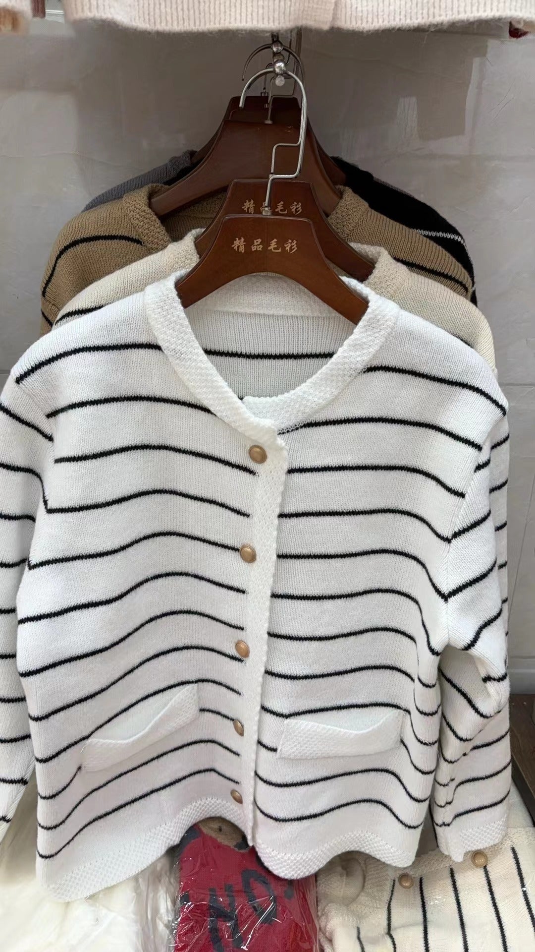 Damen gemütlicher Cardigan mit feinen Streifen und praktischen Taschen EB
