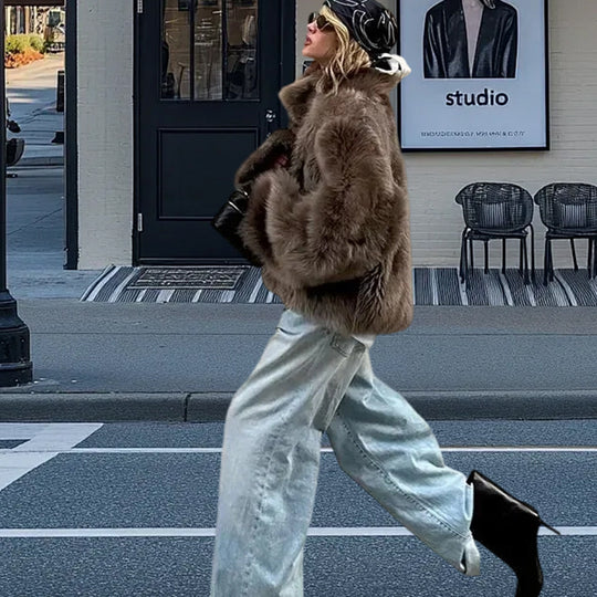Damen Kunstpelzjacke mit voluminösen Ärmeln und luxuriösem Schnitt EB
