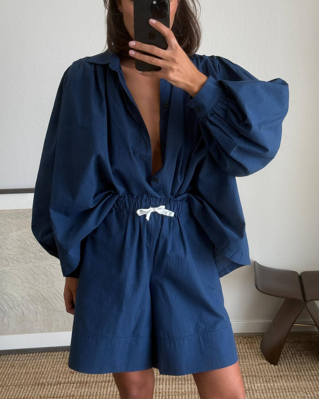 Damen lässiges Kombi-Outfit mit lockerer Bluse und Shorts EB