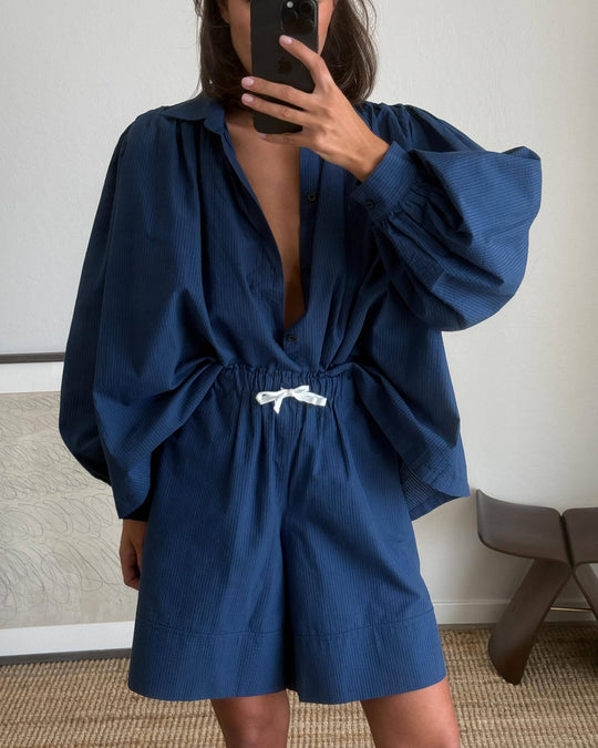 Damen lässiges Kombi-Outfit mit lockerer Bluse und Shorts EB