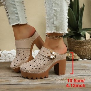 Damen Komfortable und stylische Clogs mit dekorativem Anhänger EB