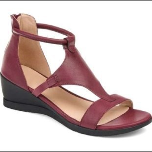 Damenschuhe mit Riemchen und moderner Silhouette sowie bequemer Keilsohle EB