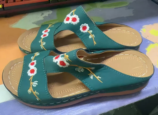 Damen Bequeme und elegante Pantoletten mit floralem Stickdesign EB
