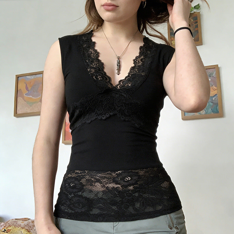 Damen-Spitzen-Tanktop mit tiefem V-Ausschnitt und dekorativen Rüschendetails EB