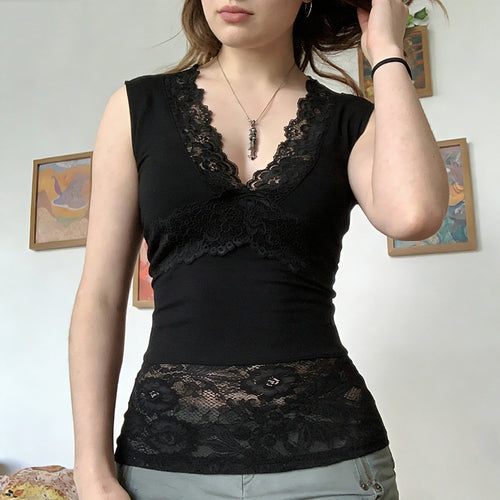 Damen-Spitzen-Tanktop mit tiefem V-Ausschnitt und dekorativen Rüschendetails EB