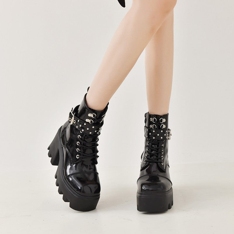 Damen Plateau-Combat-Boots mit Nieten- und Schnallenriemen, hochgeschnittener Schnürung und profilierter Wellenlaufsohle EB