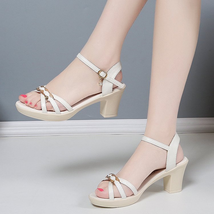 Damen nan Riemchensandalen mit gepolstertem Fußbett und elegantem Kettenakzent EB