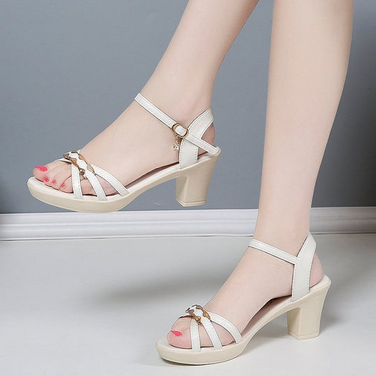 Damen nan Riemchensandalen mit gepolstertem Fußbett und elegantem Kettenakzent EB