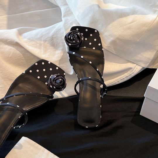 Damen Elegante Flachsandalen mit dekorativem Rosen-Design und Punkten EB