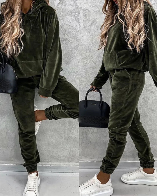 Damen Velours-Lounge-Set mit kuscheliger Kapuzenpullover und schmal zulaufender Jogginghose EB