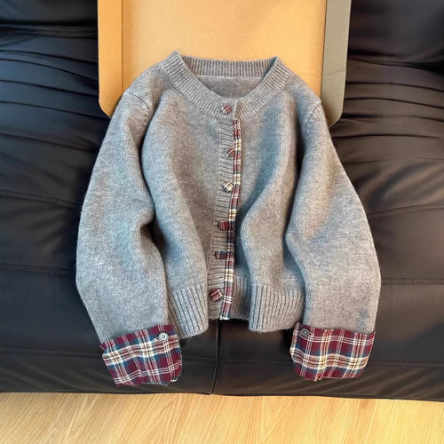 Damen Strickjacke mit Kontrastkragen und dekorativen Knöpfen EB
