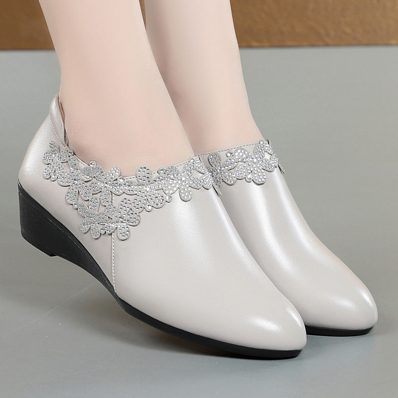 Damen elegante Wedgesandaletten mit floralem Schmuckdetail und komfortablem Fußbett EB