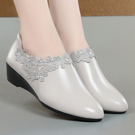 Damen elegante Wedgesandaletten mit floralem Schmuckdetail und komfortablem Fußbett EB
