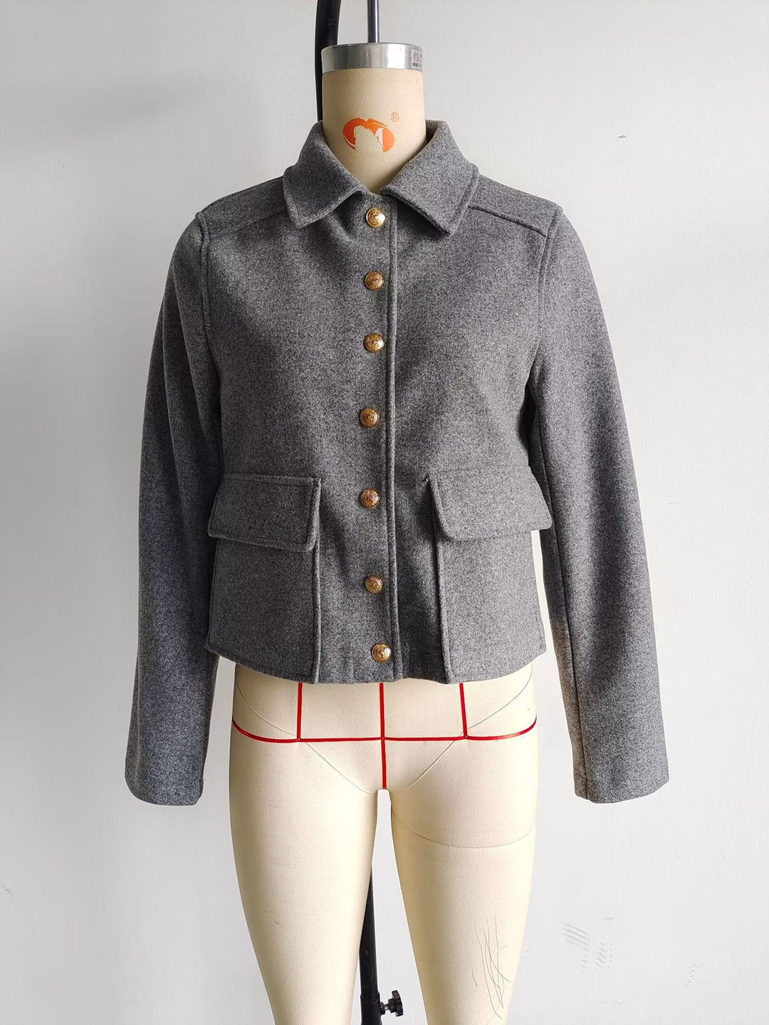 Damen Kurztaillierte Wolljacke mit Zierknöpfen und Pattentaschen EB
