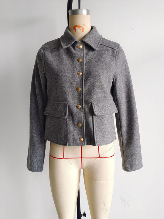 Damen Kurztaillierte Wolljacke mit Zierknöpfen und Pattentaschen EB