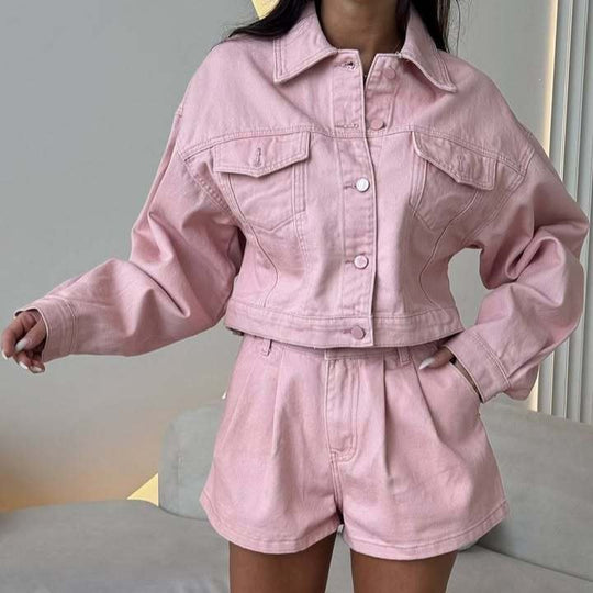 Damen Kurzgeschnittenes Jeans-Set mit verkürzter Jeansjacke und taillenhohen Shorts EB