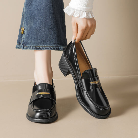 Damen elegante Mokassins mit glänzendem Lack und komfortablem Blockabsatz EB