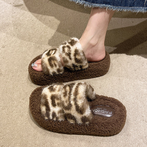 Damen Hausschuhe mit kuscheligem Plüschoberteil und eleganten Leopardenakzenten EB