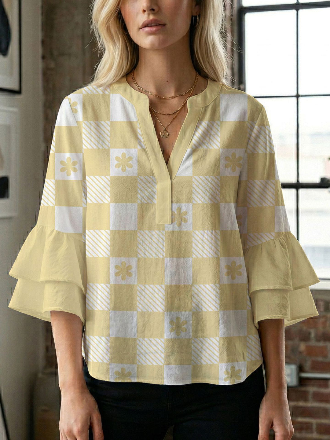 Damen Bluse mit voluminösen Flügelärmel und intensivem Blattmuster EB