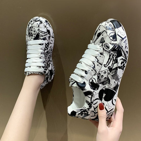 Damen Sneakers im bunten Comic-Design mit rutschfester Sohle EB