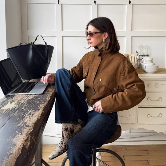 Damen nan kurze Oversize-Jacke in Wildlederoptik mit Stehkragen, aufgesetzten Pattentaschen und elastischem Bund EB