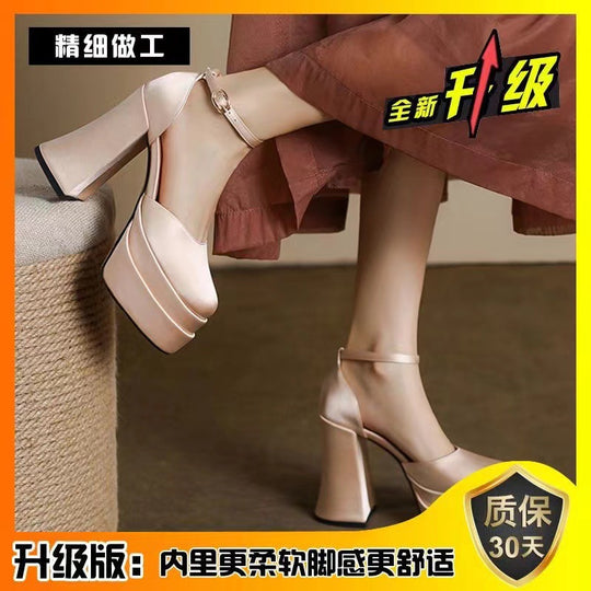 Damen nan Plateau-Sandalette mit skulpturellem Blockabsatz, quadratischer Zehenpartie und kristallbesetztem Knöchelriemen EB