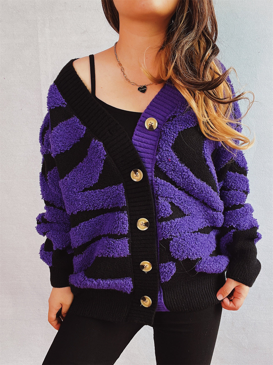 Damen Grobstrickjacke mit dekorativem Mustermix und eleganten Knopfdetails EB