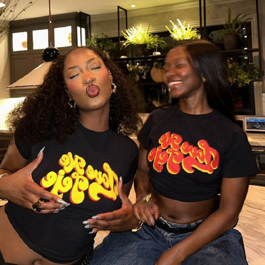 Damen Crop-T-Shirt mit kreativem Schriftzug und modernem Design EB