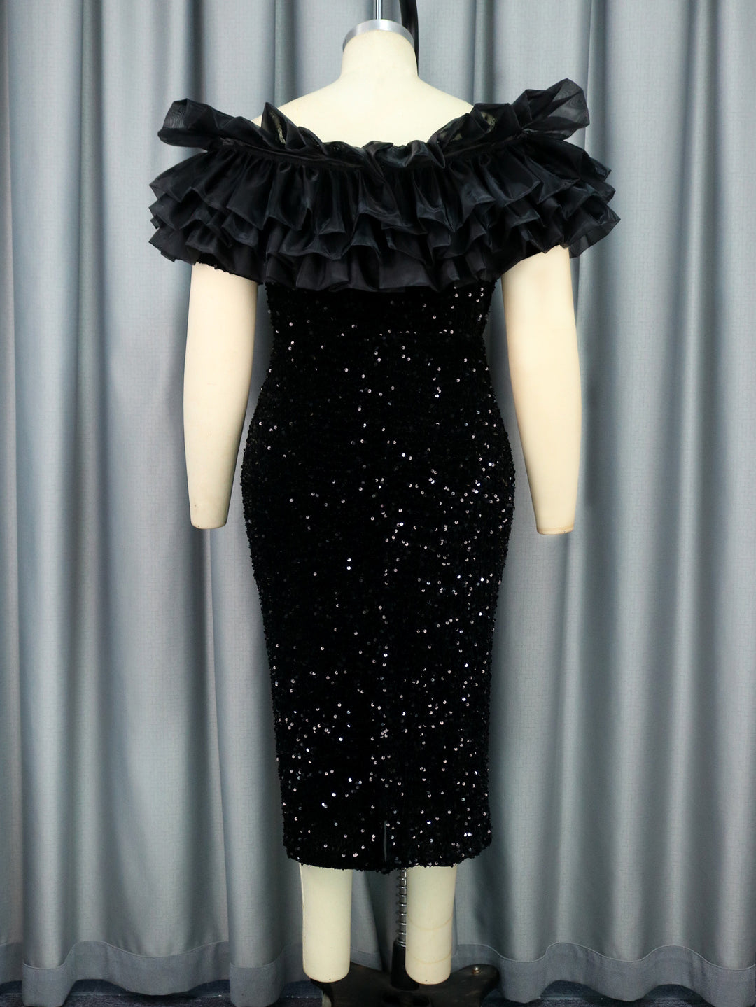 Damen Elegantes Abendkleid mit voluminösen Rüschen und funkelnden Pailletten EB